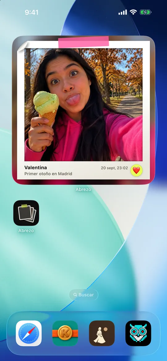 Pantalla de inicio de un iPhone con el widget de Abrezo mostrando la foto de Valentina