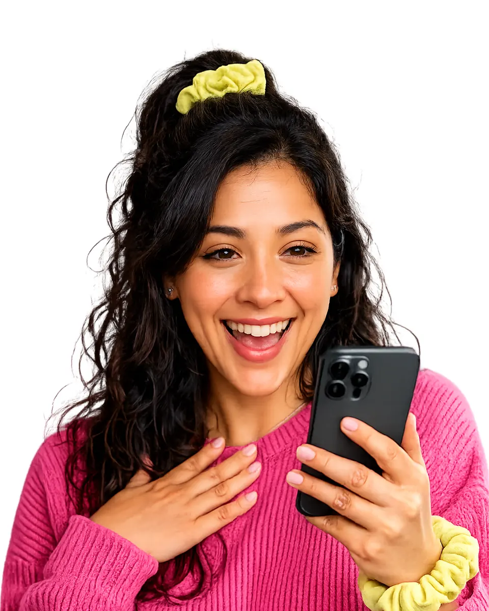 Una mujer emocionada mirando la foto que le llegó al teléfono